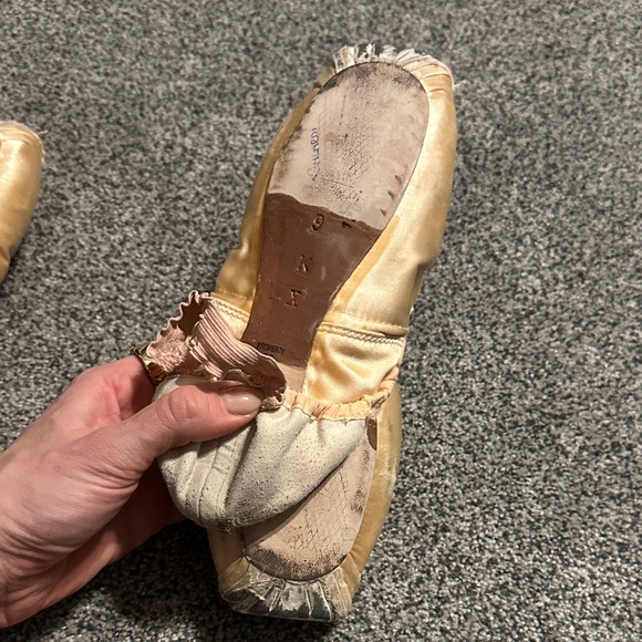 Used pointe shoes - Picture 5 of 5